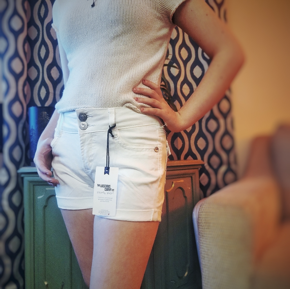 Wallflower Luscious Curvy Fit Shorty Short NWT